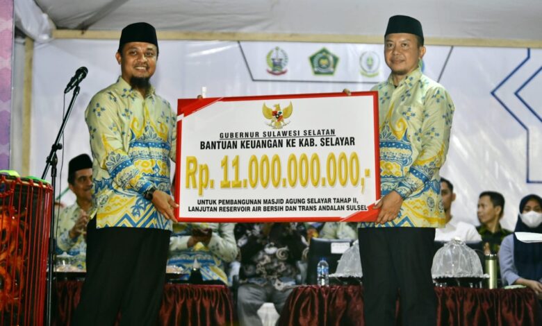Gubernur Sulsel Serahkan Bantuan Keuangan Rp11 Miliar untuk Pembangunan Masjid Agung Selayar Tahap II