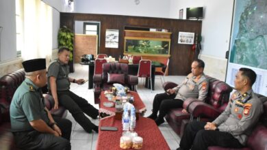 TNI-Polri Eratkan Sinergitas dan Jaga Kamtibmas dengan Salat Dzuhur Berjamaah
