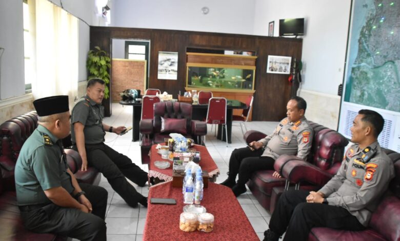 TNI-Polri Eratkan Sinergitas dan Jaga Kamtibmas dengan Salat Dzuhur Berjamaah