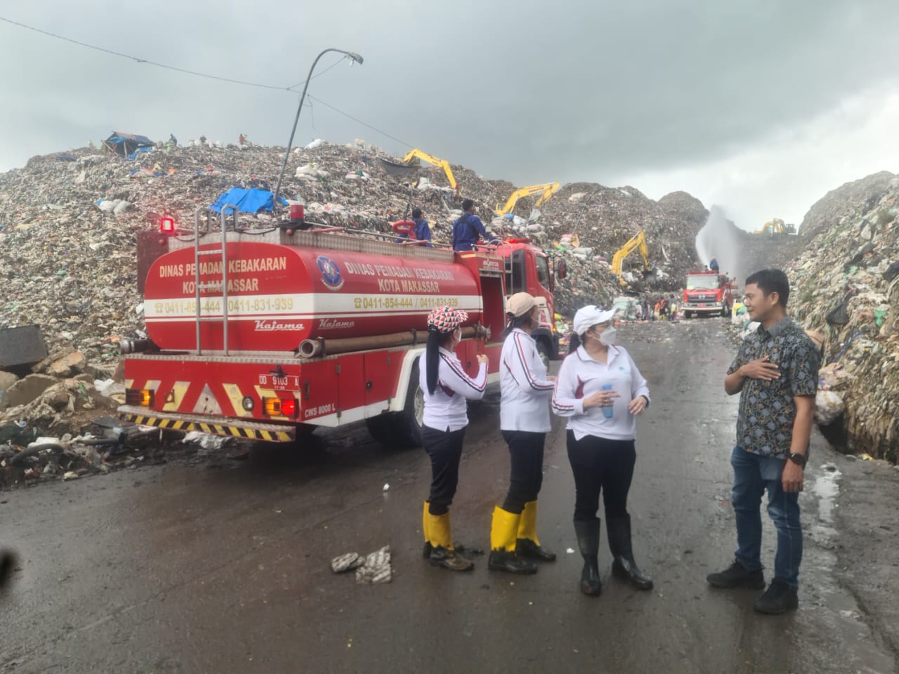 Kerjasama INLA, DLH Makassar Lakukan Penyemprotan Eco-Enzyme Upaya Kurangi Bau Menyengat di TPA Antang