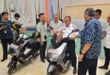 Kalla Kars Silaturahmi Sekaligus Bawa Motor Listrik di Kediaman Wali Kota Makassar