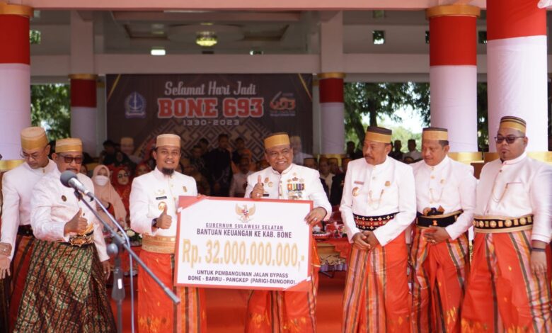 Gubernur Sulsel Hadiri Rangkaian Puncak Hari Jadi Bone ke-693 Yang Sangat Spektakuler