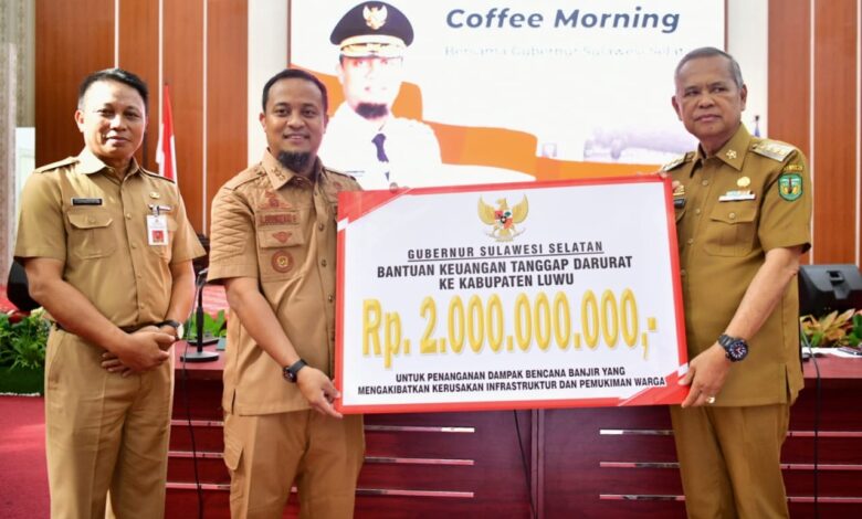 Gubernur Andi Sudirman Serahkan Bantuan Keuangan Rp2 M untuk Tanggap Darurat Banjir di Luwu