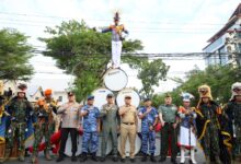 Wali Kota Danny Saksikan Kirab dan Display Drumband Taruna AAU