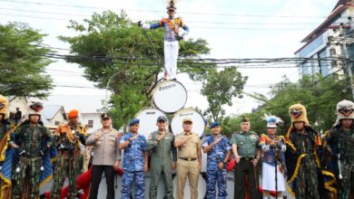 Wali Kota Danny Saksikan Kirab dan Display Drumband Taruna AAU