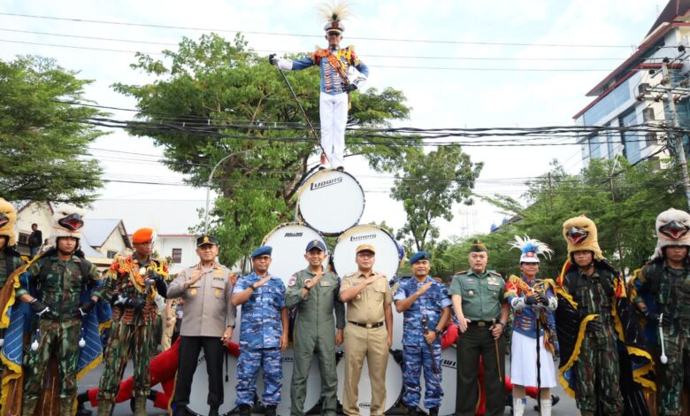 Wali Kota Danny Saksikan Kirab dan Display Drumband Taruna AAU