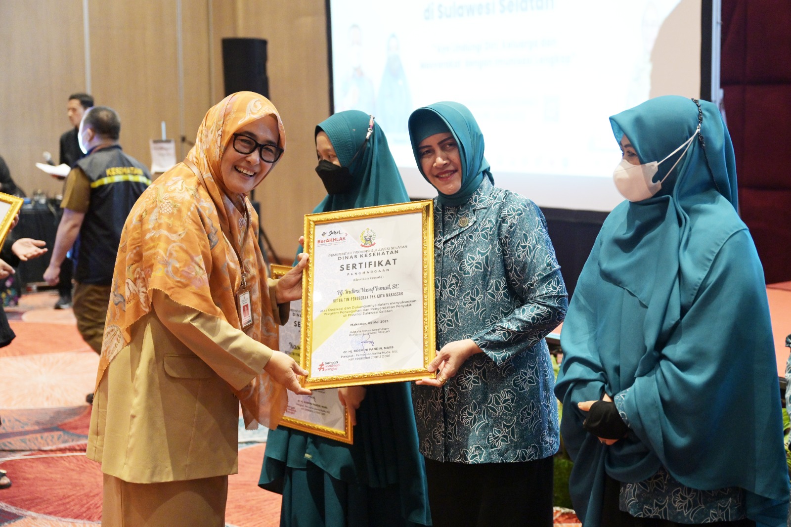 Indira Yusuf Ismail Sabet Penghargaan dari TP PKK Provinsi Sulsel