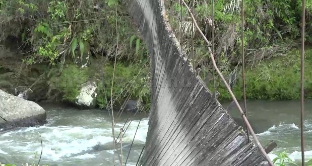 Rombongan Pengantin Tercebur Sungai Akibat Putusnya Jembatan di Toraja, 2 Orang Dirujuk di RS dan 2 Orang Belum Ditemukan