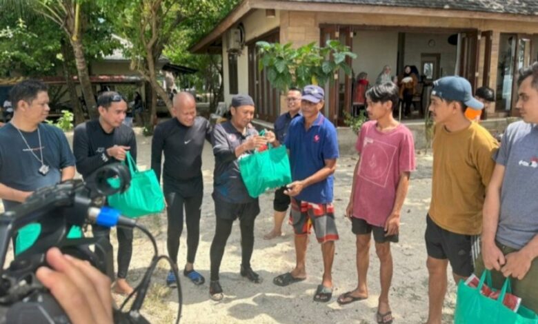 Peringati 25 Tahun Reformasi, Aktivis 98 Baksos di Pulau Samalona Makassar