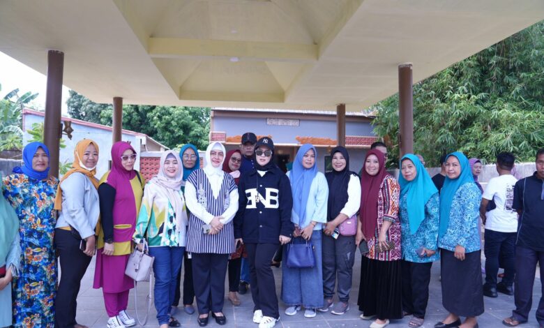 Ketua TP PKK Kota Makassar, Indira Yusuf Ismail bersama Wakil Wali Kota Makassar Fatmawati Rusdi menyambangi Lorong Wisata (Longwis) Kyoto di Kecamatan Tamalate.