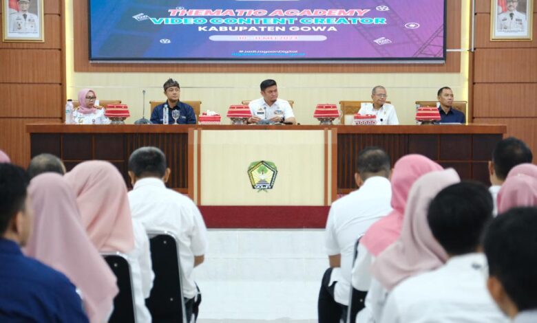 Bupati Gowa, Adnan Purichta Ichsan membuka kegiatan Thematic Academy Video Content Creator kerjasama BBPSDMP Kementerian Kominfo Makassar dengan Pemerintah Kabupaten Gowa yang dilaksanakan di Baruga Karaeng Galesong, Kantor Bupati Gowa, Rabu (10/5).