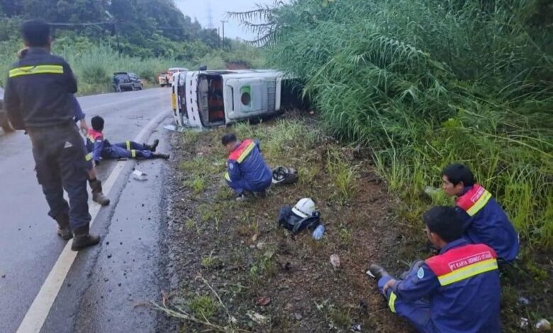 Satu mini bus yang mengangkut karyawan terguling. Kecelakaan terjadi tepatnya di pertigaan Enggano Sorowako Kecamatan Nuha, Kabupaten Luwu Timur, Sulawesi Selatan (Sulsel), Kamis Mei 2023, pagi tadi.