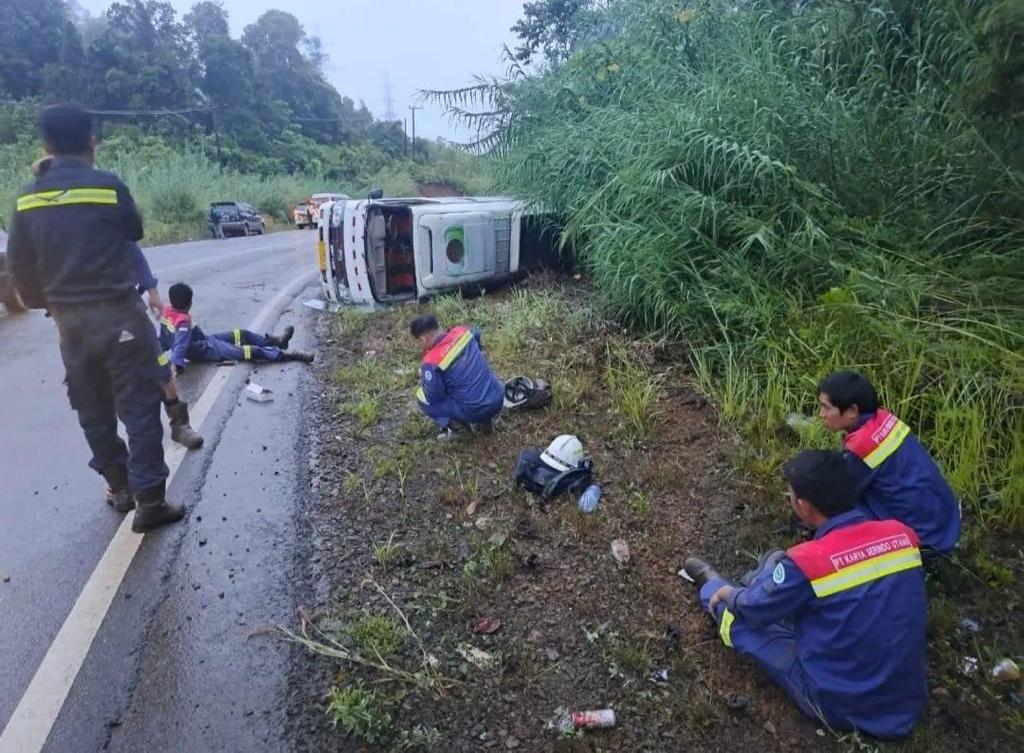 Satu mini bus yang mengangkut karyawan terguling. Kecelakaan terjadi tepatnya di pertigaan Enggano Sorowako Kecamatan Nuha, Kabupaten Luwu Timur, Sulawesi Selatan (Sulsel), Kamis Mei 2023, pagi tadi.