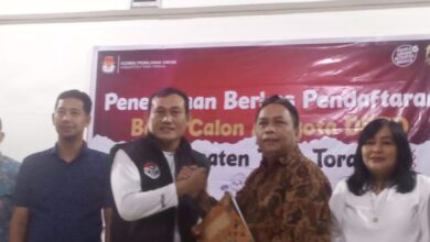 Ketua DPC Ismail Solle pendaftaran bakal calon legislatif (Bacaleg) oleh parpol peserta Pemilu 2024 di Komisi Pemilihan Umum Daerah (KPUD) Tana Toraja