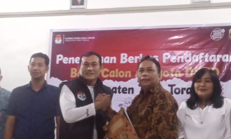 Ketua DPC Ismail Solle pendaftaran bakal calon legislatif (Bacaleg) oleh parpol peserta Pemilu 2024 di Komisi Pemilihan Umum Daerah (KPUD) Tana Toraja