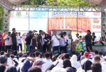 Gubernur Sulawesi Selatan, Andi Sudirman Sulaiman bersama sekitar 30 ribu masyarakat Kabupaten Pinrang melakukan jalan sehat Sulsel Anti Mager.