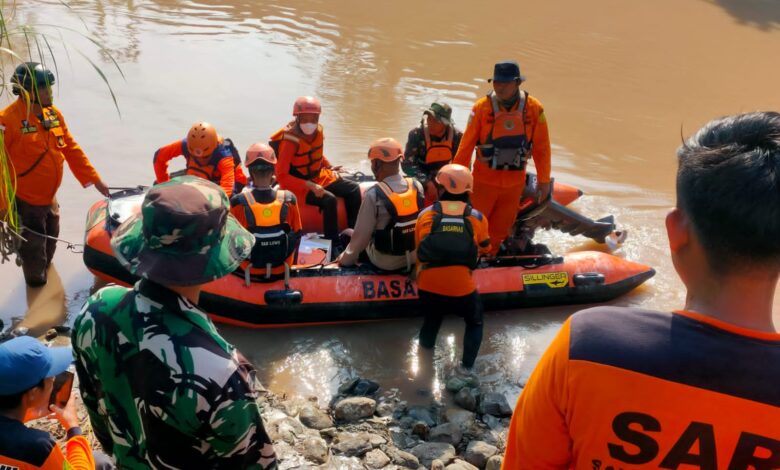 Tim Gabungan Pencarian Korban Nurhayati melakukan penyisiran Sungai sungai Paremang dan hutan