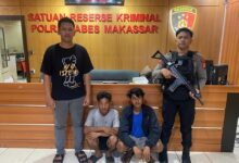 Dua Pemuda Bersenjata Tajam Diamankan Patmor Polrestabes Makassar di Jalan Masjid Raya