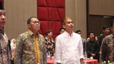 LKS Tripartit Kota Makassar dan Dewan Pengupahan Beri Penghargaan ke Rudianto Lallo Bersama Danny Pomanto