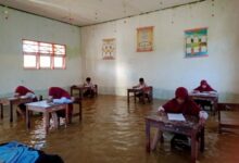 Walaupun Sekolahnya Terendam Banjir, Siswa SDN 668 Pompengan Luwu Tetap Lakukan Proses Belajar