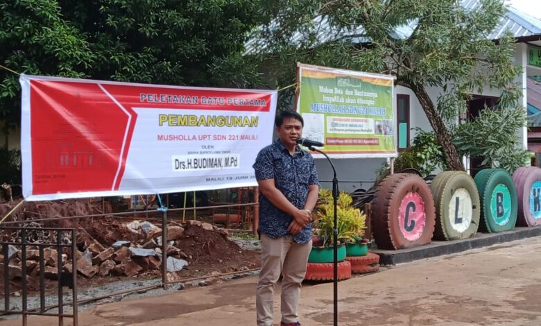 Manajemen PT CLM Fauzi Lukman memberikan sambutan tentang pembangunan mushola di SD 221 Malili, Luwu Timur