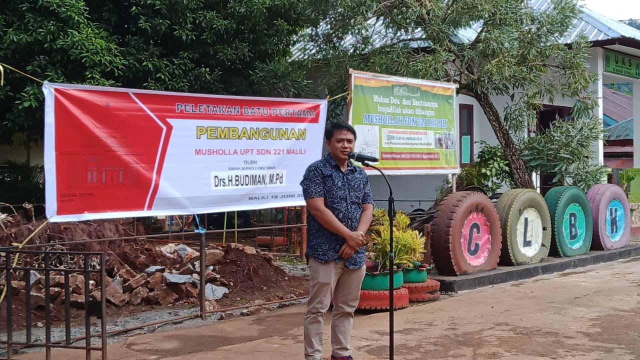 Manajemen PT CLM Fauzi Lukman memberikan sambutan tentang pembangunan mushola di SD 221 Malili, Luwu Timur