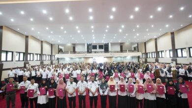 Gubernur Sulsel Andi Sudirman Serahkan SK Kenaikan Jabatan Fungsional 856 PNS