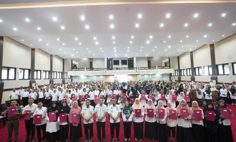 Gubernur Sulsel Andi Sudirman Serahkan SK Kenaikan Jabatan Fungsional 856 PNS