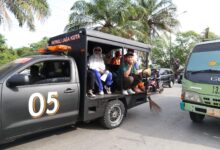 Fatmawati Rusdi Naik Mobil Patroli Pantau Gerakan Bersih Taman Kota