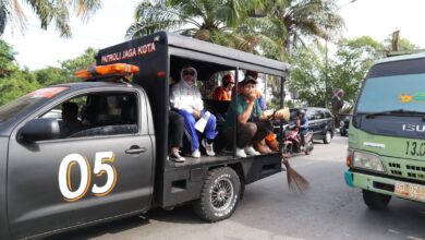 Fatmawati Rusdi Naik Mobil Patroli Pantau Gerakan Bersih Taman Kota