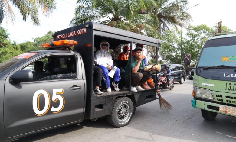 Fatmawati Rusdi Naik Mobil Patroli Pantau Gerakan Bersih Taman Kota
