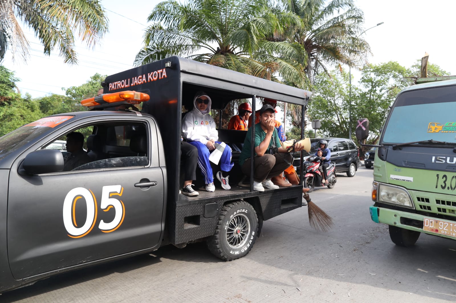 Fatmawati Rusdi Naik Mobil Patroli Pantau Gerakan Bersih Taman Kota