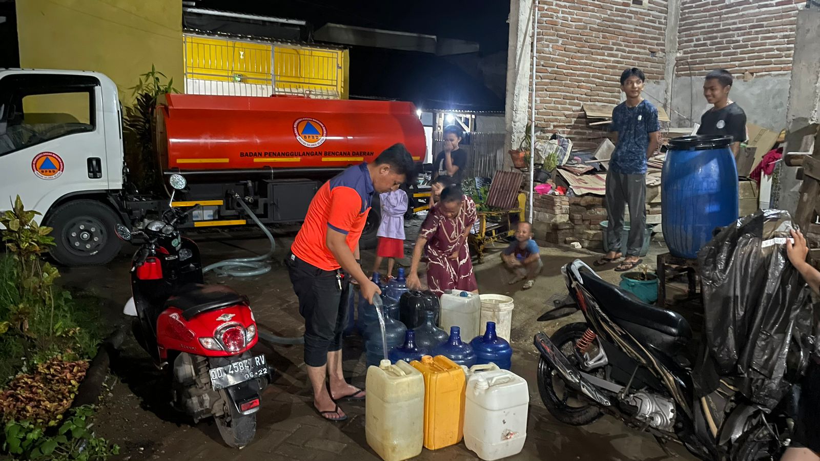 BPBD Sulsel Membantu Pendistribusian Air Bersih ke Ratusan Rumah Warga Kompleks Kodam 3 Makassar