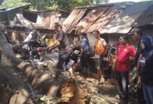 Anggota DPRD Makassar Muchlis Misbah Tinjau Rumah Warga Tertimpa Pohon di Jalan M Yamin