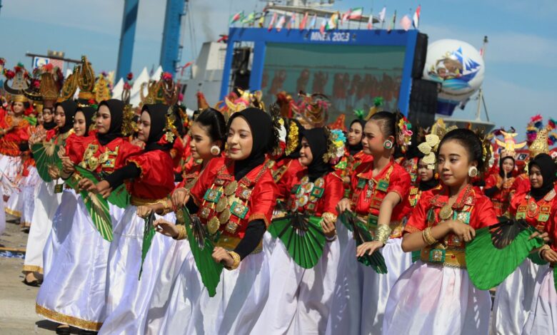Pemkot Makassar Persembahkan Penampilan 500 Penari Kolosal di Hadapan 36 Jenderal Peserta MNEK
