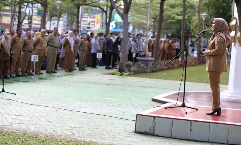 Pimpin Apel Pagi, Fatmawati Rusdi Tekankan Kedisiplinan Pegawai dan Budaya Bersih