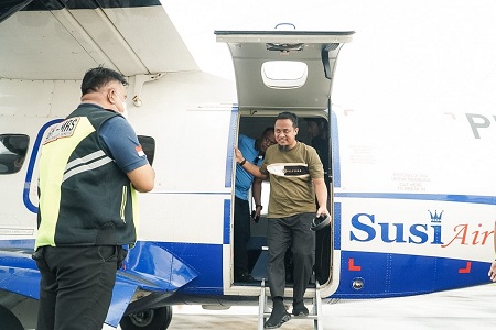 Dapat Subsidi Penerbangan Pemprov Sulsel, Andi Sudirman Naik Pesawat Susi Air Makassar-Bone
