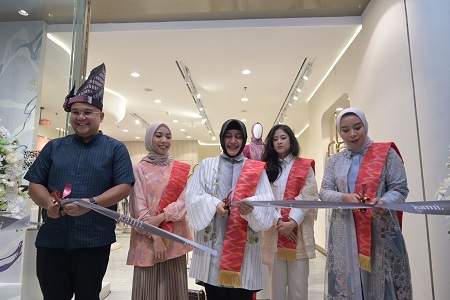 Dukung UMKM Bisnis Fashion, Indira Yusuf Ismail Resmikan Butik Muslimah KAMI di TSM