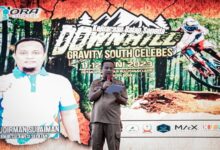 Tutup Kejuaraan Balap Sepeda Downhill Gravity South Celebes, Gubernur Andi Sudirman Serahkan Hadiah Utama Rp25 Juta