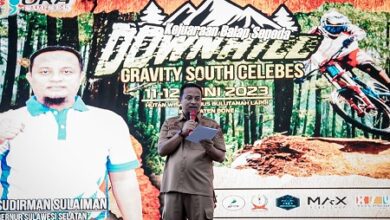 Tutup Kejuaraan Balap Sepeda Downhill Gravity South Celebes, Gubernur Andi Sudirman Serahkan Hadiah Utama Rp25 Juta