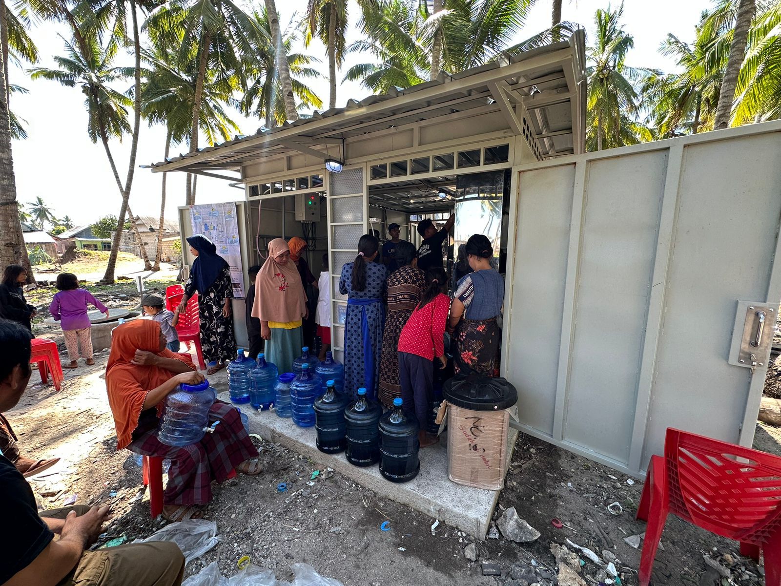 Air Bersih di Pulau Karumpa Tepenuhi Berkat Arsinum, Warga Terima Kasih Pak Gubernur Andi Sudirman