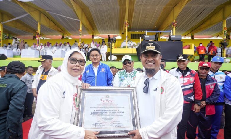 Gubernur Andi Sudirman Terima Penghargaan dari PGRI Peningkatan Layanan Mutu Pendidikan dan Kesejahteraan Guru Sulsel