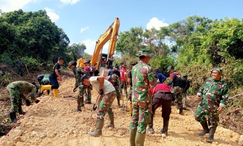 Satgas TMMD Gotong Royong Bersama Warga Bangun Jalan, Kini Mulai Penimbunan