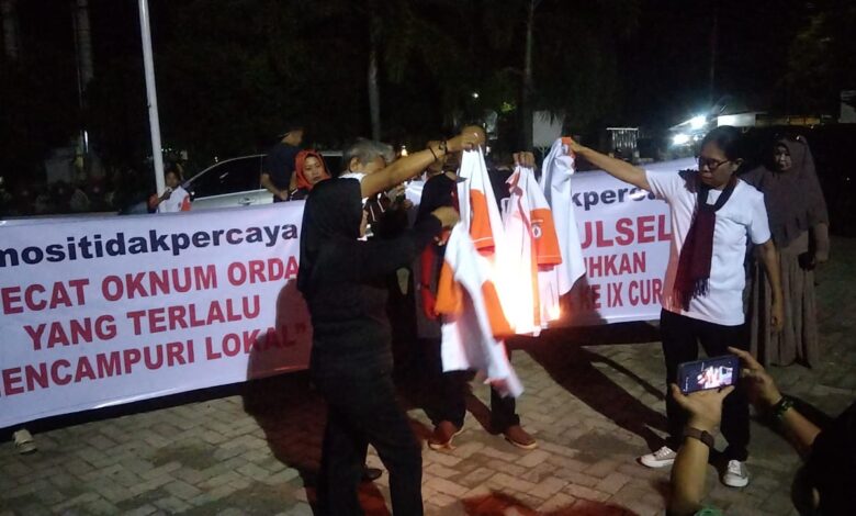Kesal Pada Panitia Muslok, Sejumlah Anggota Orari Lokal Bone Gelar Aksi Mosi Tidak Percaya Hingga Bakar Baju