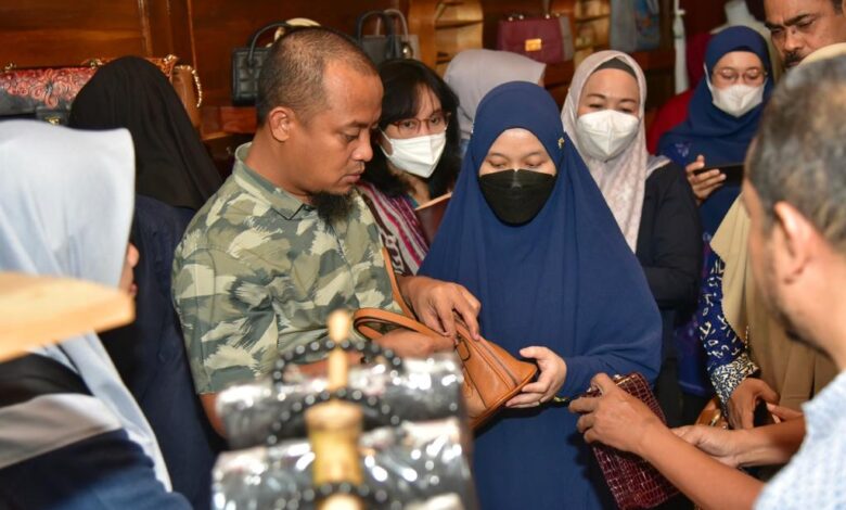 Dekranasda Sulsel Studi Tiru di Sentra Kerajinan Kulit Tanggulangin Sidoarjo Jawa Timur