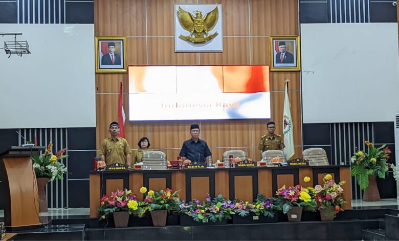 Asisten II Sampaikan Penjelasan Wali Kota Terkait Ranperda Pajak dan Retribusi Daerah di Rapat Paripurna DPRD Palu