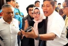 Siti Marwiyah Istri Sah Salah satu legislator NasDem di Banggai Datang Mengamuk Menjelang Rapat Paripurna Istimewa PAW Anggota DPRD Banggai, Selasa 18 Juli 2023.