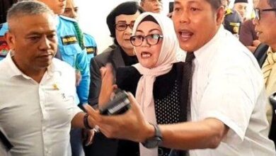 Siti Marwiyah Istri Sah Salah satu legislator NasDem di Banggai Datang Mengamuk Menjelang Rapat Paripurna Istimewa PAW Anggota DPRD Banggai, Selasa 18 Juli 2023.
