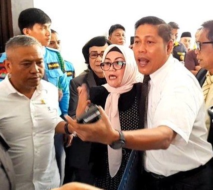 Siti Marwiyah Istri Sah Salah satu legislator NasDem di Banggai Datang Mengamuk Menjelang Rapat Paripurna Istimewa PAW Anggota DPRD Banggai, Selasa 18 Juli 2023.