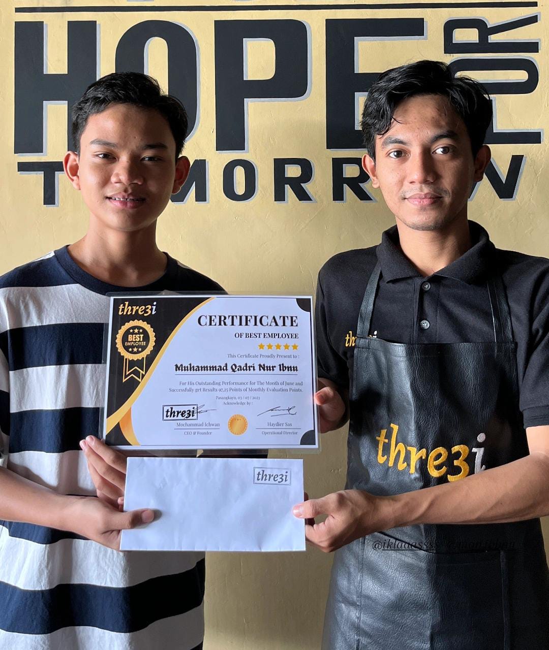Keren! thre3i Cafe & Resto Pasangkayu, melaksanakan Program Apresiasi Best Employee!